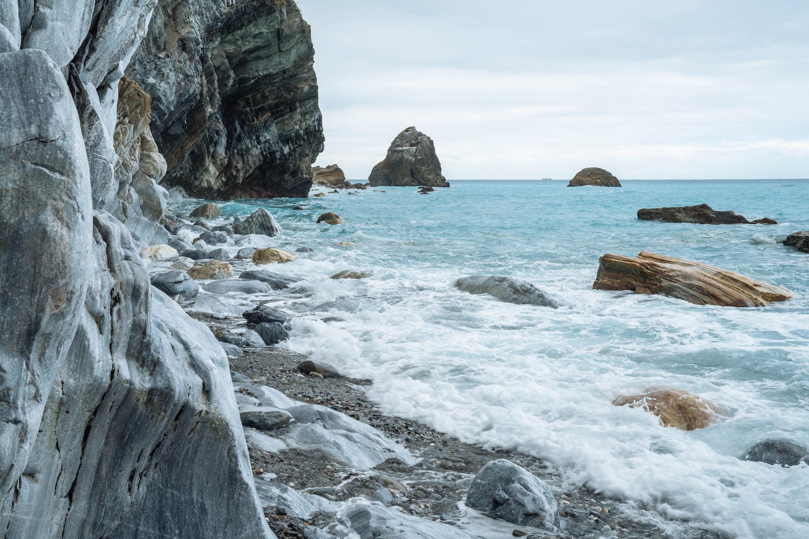 Frothy waters crashing into shore at Qingshui Cliff