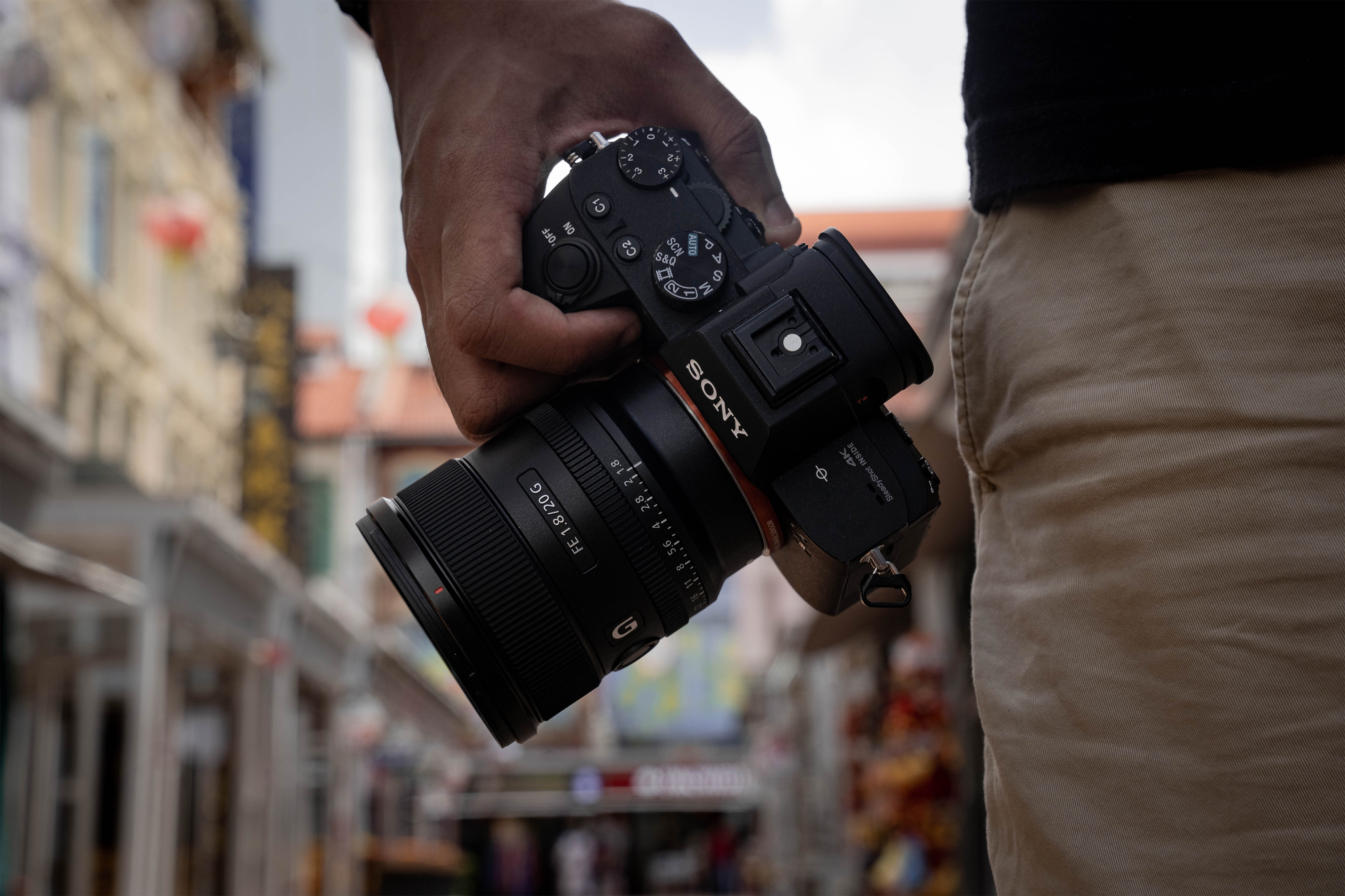 SEL20F18G Review: On the Streets With Bryan van der Beek